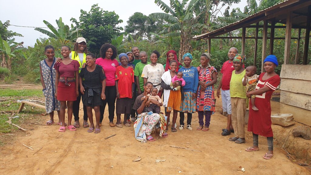 Photos de famille avec les communautés de Djoum et Mintom