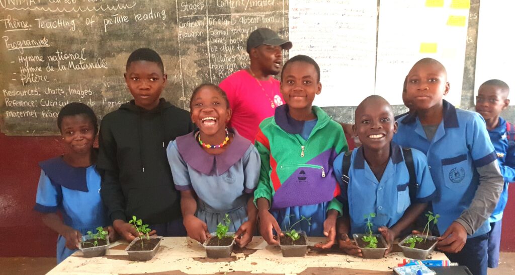Initiation des élèves de l'école primaire de Nkondengui à l'agriculture urbaine