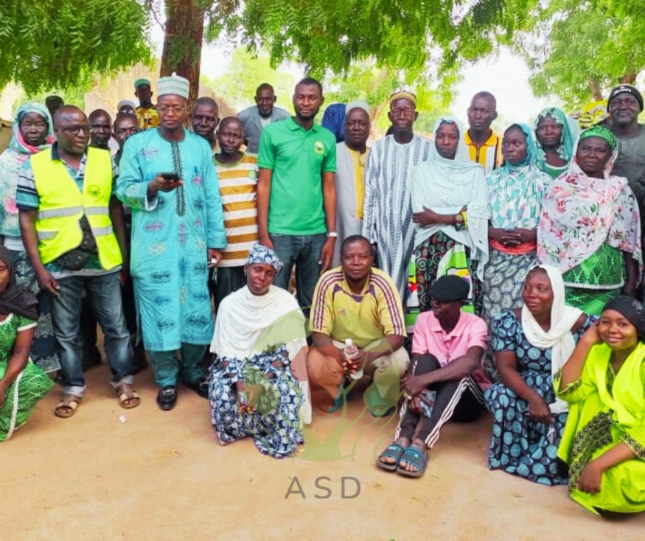 Photo de famille avec les jeunes et femmes de Ngong