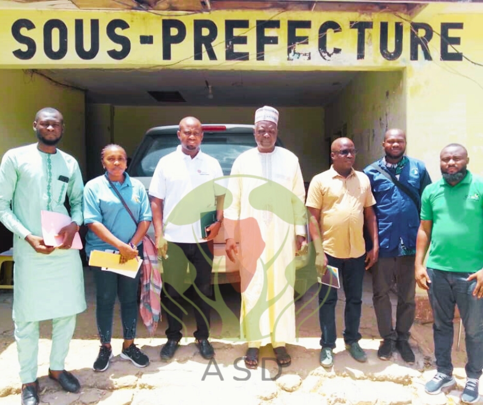 Photo avec les acteurs de la société civile à la sous-préfecture de Ngong