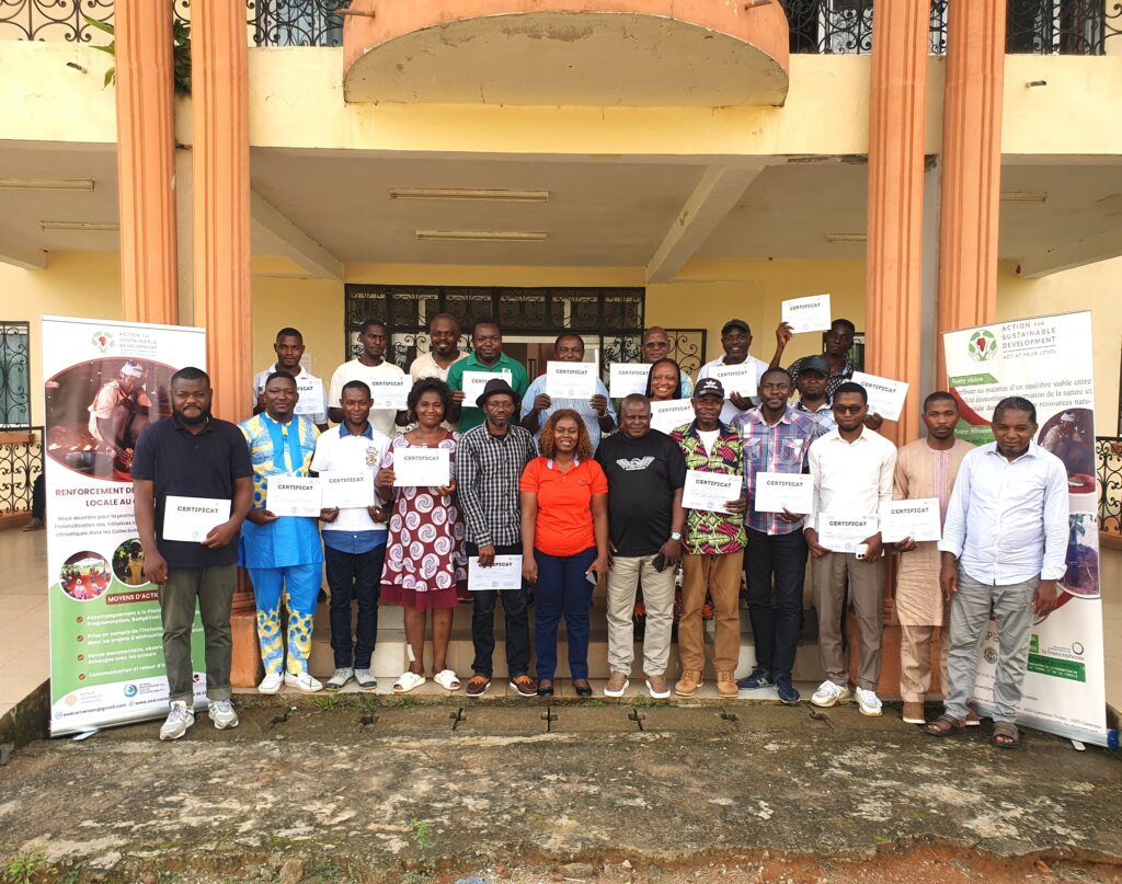 Photo de famille avec les participants à l'issue de la formation sur la finance climatique à Mintom
