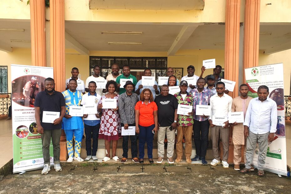 Photo de famille avec les participants à l'issue de la formation sur la finance climatique à Mintom