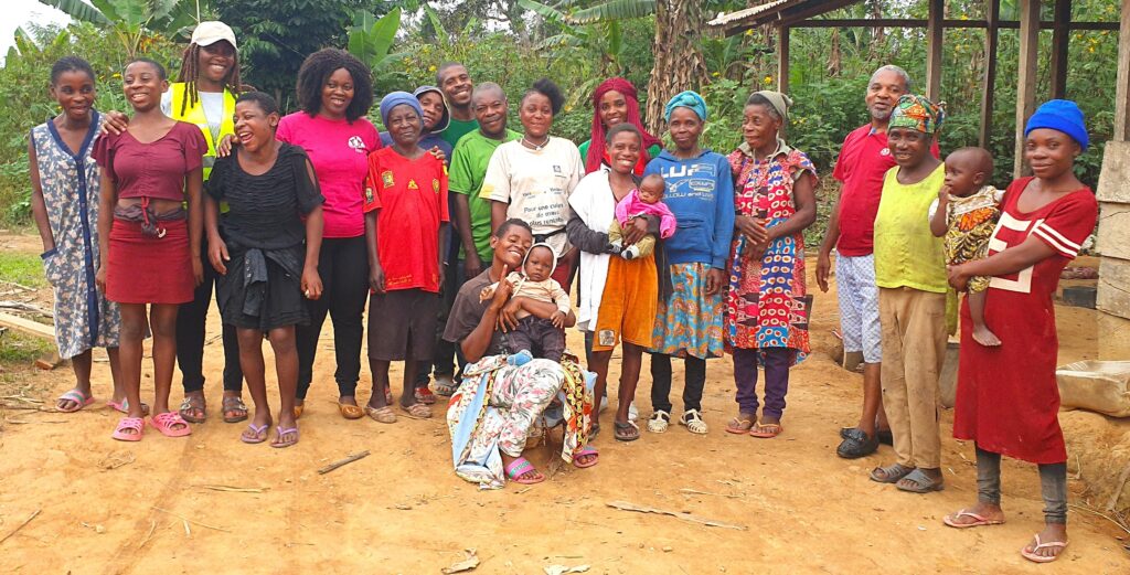Photos de famille avec les communautés de Djoum et Mintom 1
