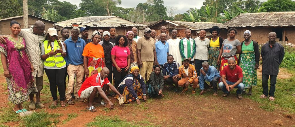 Photos de famille avec les communautés de Djoum et Mintom