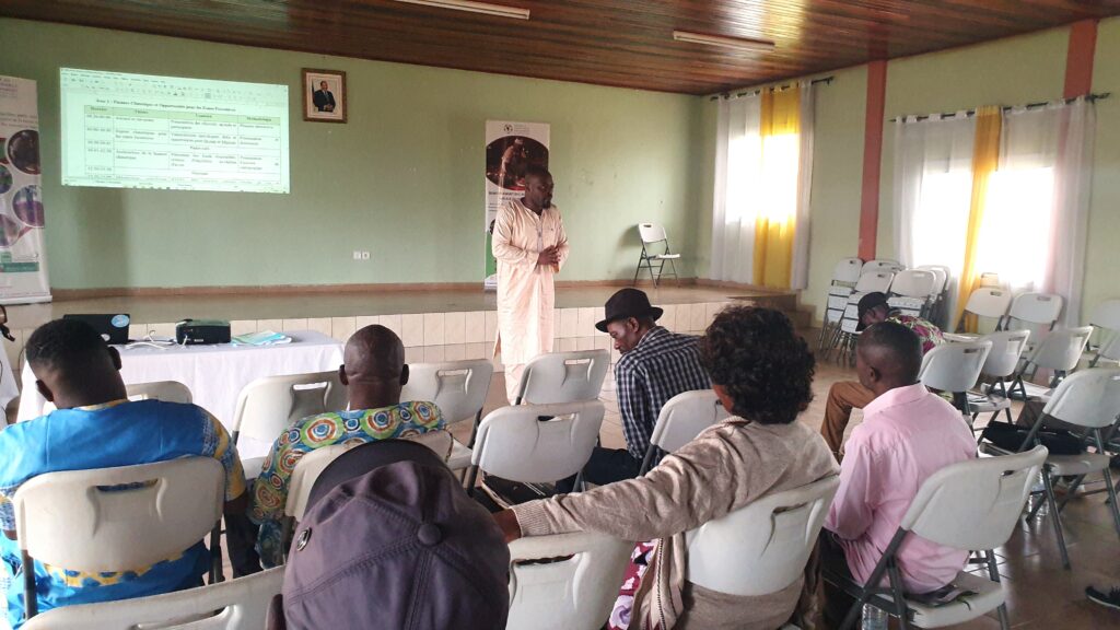 le formateur et les participants en pleine séance de formation sur la finance climatique