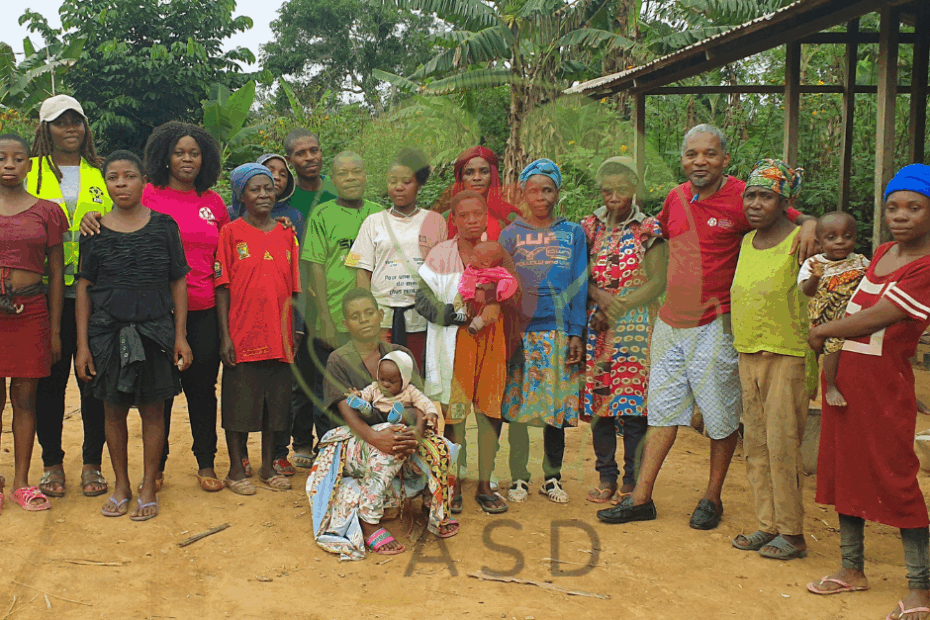Photos de famille avec les peuples autochtones (femmes Pygmées Baka) du village Abing (Djoum)