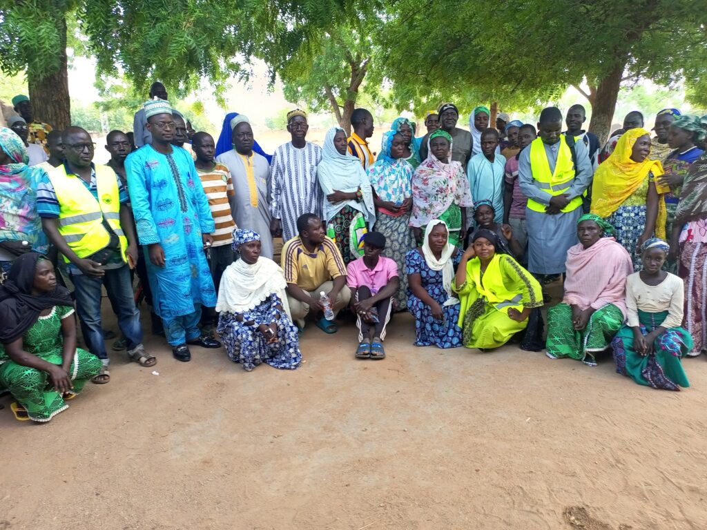 Photo de famille avec la communauté à la fin de la sensibilisation