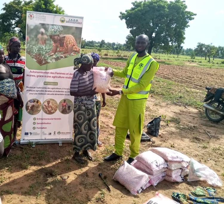 Remise des semis aux agricultrices de Windé Ngong